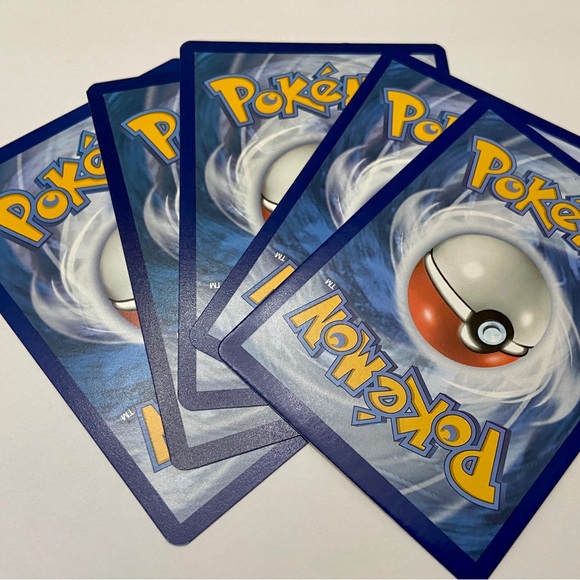 Lot 26- 5 Pokemon Cards and 5 Pokémon Figures - Picture 8 of 8